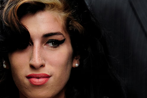 El padre de Amy Winehouse perdió un juicio por la subasta de objetos de la artista