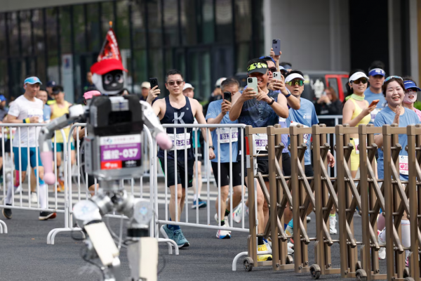 Un robot humanoide superó la marca mundial en una media maratón en Beijing