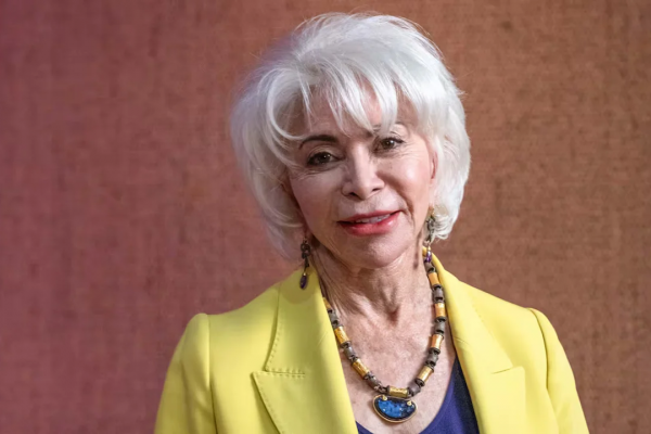 Isabel Allende celebra nueva adaptación de La casa de los espíritus con elenco latinoamericano