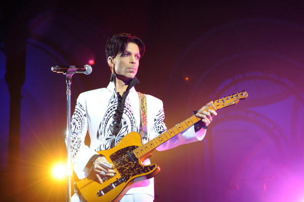 Escucha ‘With This Tear’, la nueva canción póstuma de Prince