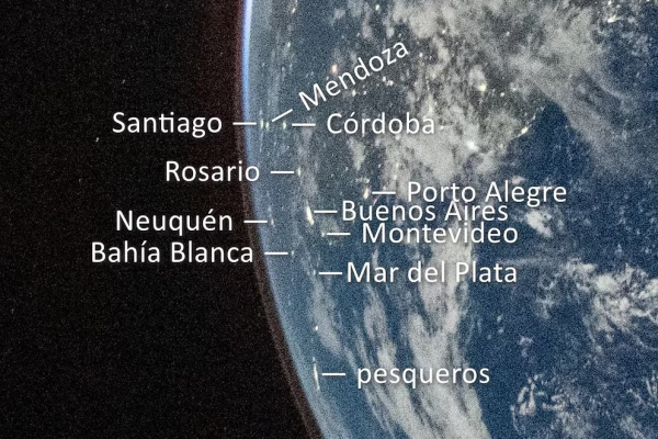 Impresionante: las fotos del Artemis delatan la masiva presencia de buques chinos pescando al borde del Mar Argentino