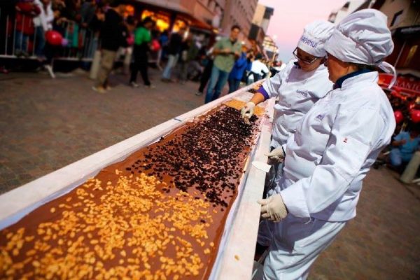 Bariloche rompió el récord mundial con la barra de chocolate más larga del mundo