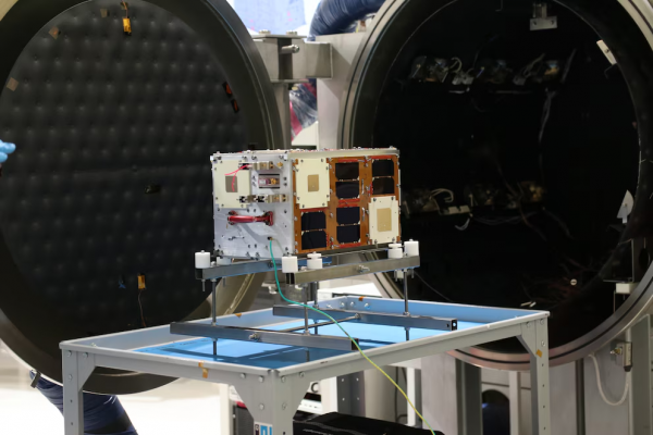 Cómo se construyó Atenea, el satélite argentino que viaja en la misión Artemis II de la NASA