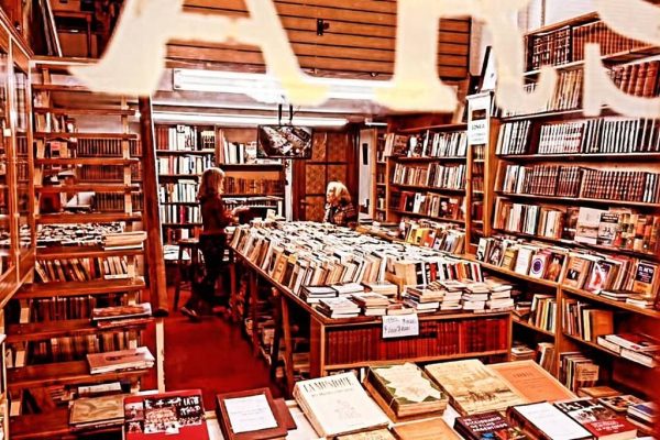 Cierra una librería histórica de Buenos Aires y liquida todos los libros desde $1.000
