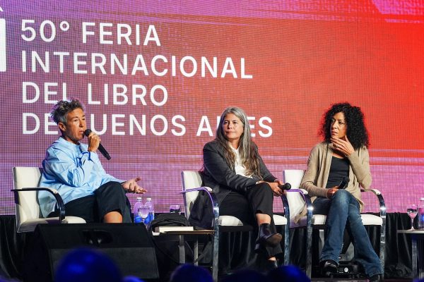 La 50° Feria del Libro abrió con una sorpresa y siguiendo su tradición: abucheos, aplausos y la reivindicación de “lectura como derecho”