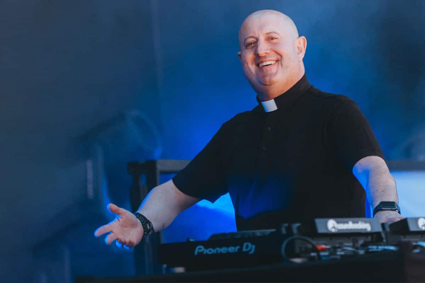 El DJ Padre Guilherme realizará un homenaje al Papa Francisco gratis en Plaza de Mayo con un set de música electrónica