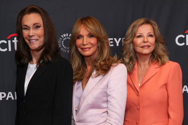 Un bikini diminuto, el mal que las unió y el precio de la fama: las actrices de los Ángeles de Charlie se juntaron 50 años después
