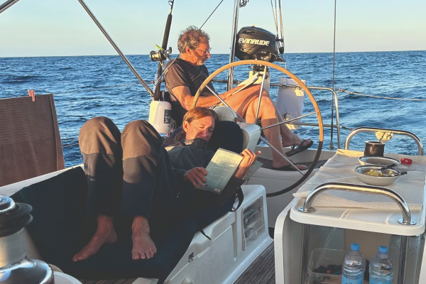 Hizo una travesía épica que soñó hace 48 años, sobrevivió al mar y a las orcas: “Sentía los golpes en el casco”