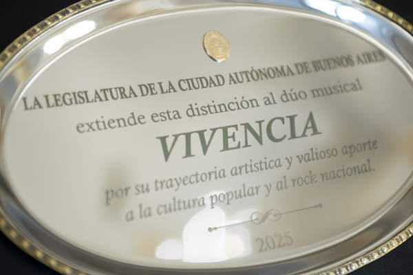 Reconocieron la trayectoria del dúo musical Vivencia