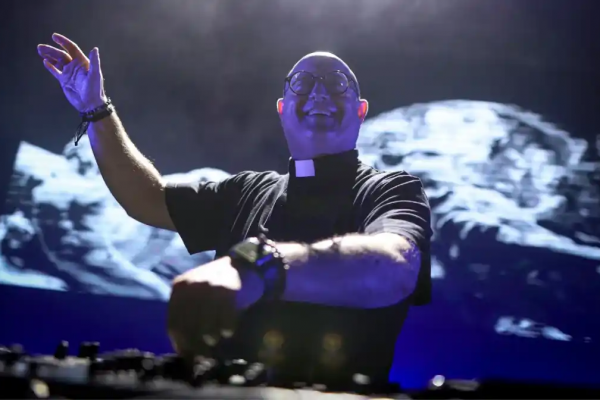 Una multitud participó del show del cura DJ en Plaza de Mayo en homenaje al papa Francisco