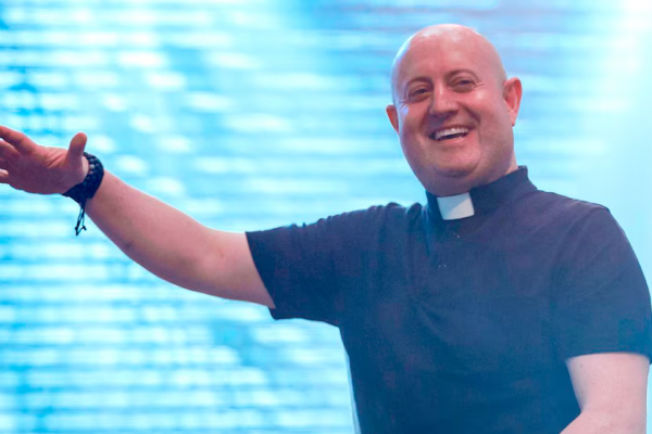 Quién es el padre Guilherme, el DJ y sacerdote que dará un show gratuito en homenaje al Papa Francisco