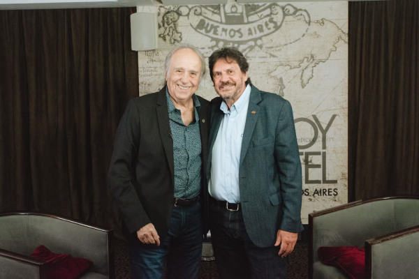 “La cultura es un poder pero para algunos es un gran enemigo”: diez reflexiones de Joan Manuel Serrat en diálogo con Felipe Pigna con Serrat