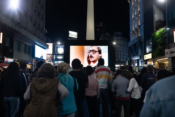 El gran actor nacional: un homenaje a Luis Brandoni en la avenida porteña que lo vio brillar