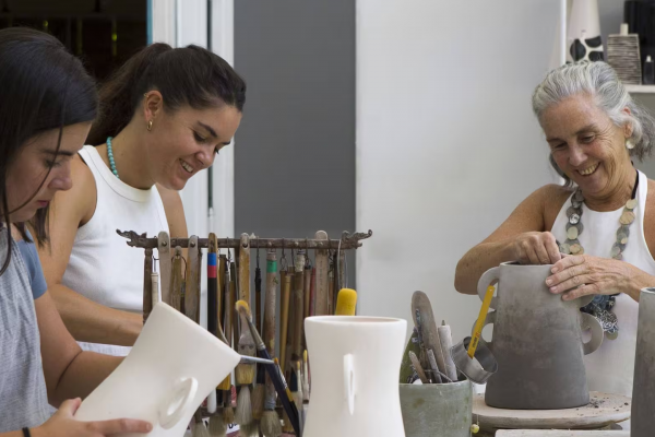 Visitamos la colorida casa y el taller de la gran ceramista Ángeles Castro Corbat