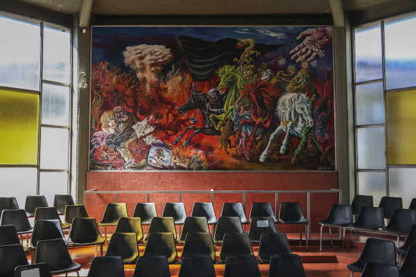 El pueblo con murales de Berni y quesos de autor, detenido en el 1900