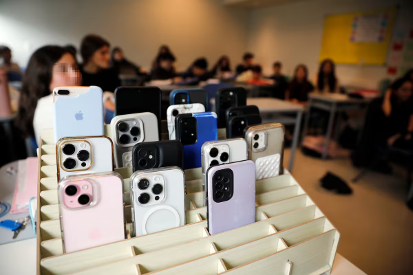 La Unesco evaluó las restricciones a los celulares en las aulas y advirtió que prohibirlos no alcanza