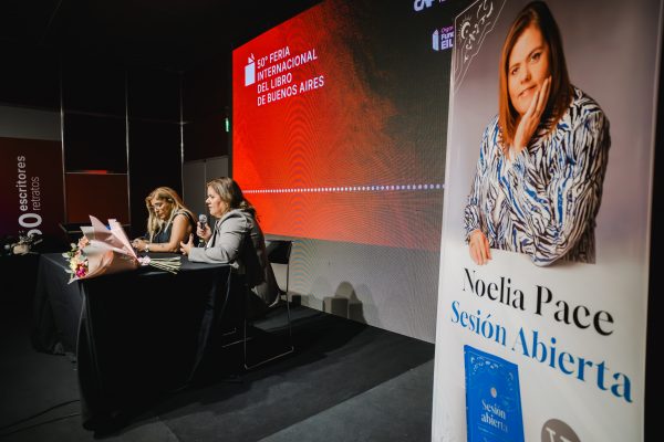 El fenómeno que tiende puentes al más allá: la medium Noelia Pace sanó almas en la Feria del Libro y expande su «Sesión Abierta» por todo el país