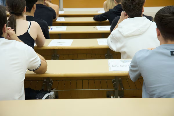 “Tendrán un 0”: cuatro autonomías españolas implementarán detectores de frecuencia ante el aumento de alumnos que se copian con IA