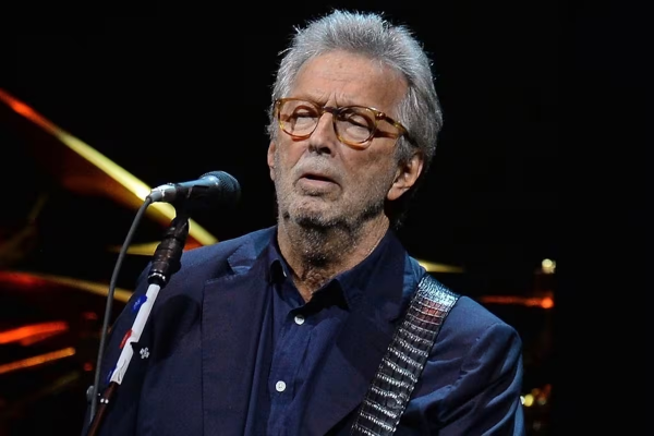 Eric Clapton suspendió un show luego de recibir un duro golpe en el pecho
