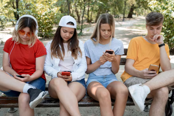 Los adolescentes de familias con menos recursos sufren más problemas por el uso excesivo de las redes