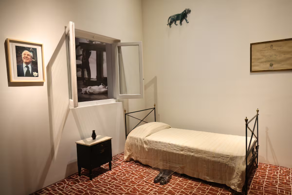 Borges recupera la voz en una muestra que exhibe por primera vez su dormitorio y un manuscrito con sus dibujos