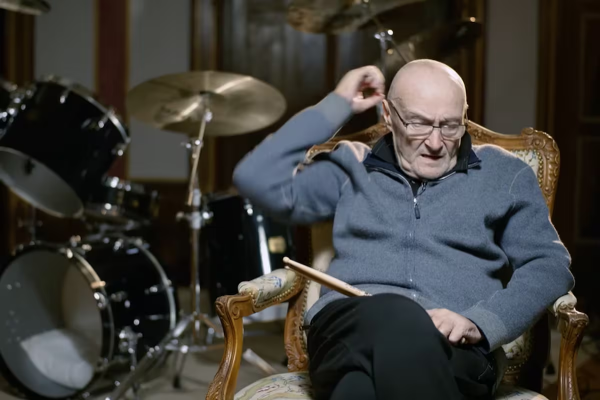 Sonriente y con muletas: Phil Collins reapareció junto a Rod Stewart en un evento, a cuatro años del anuncio de su retiro