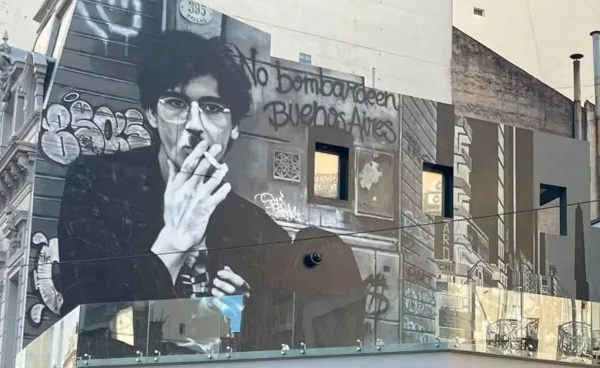 Homenaje a Charly García: inauguraron un impactante mural en la esquina de Corrientes y Callao
