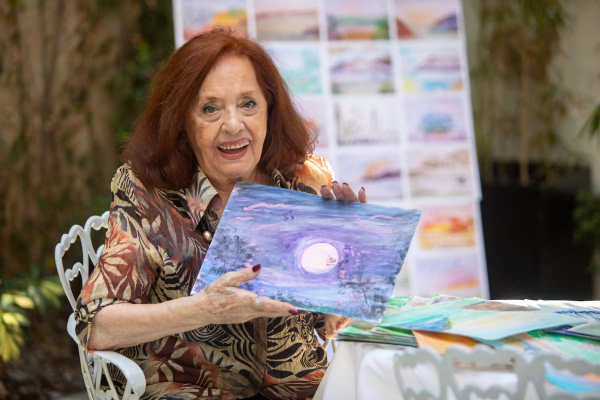 Tiene 96 años: encontró en la pintura una manera de revivir recuerdos cuando la vista se apaga