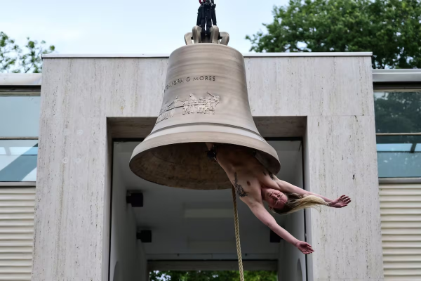 Una campana humana y un tanque con orina: la provocadora apuesta de Austria en la Bienal de Venecia