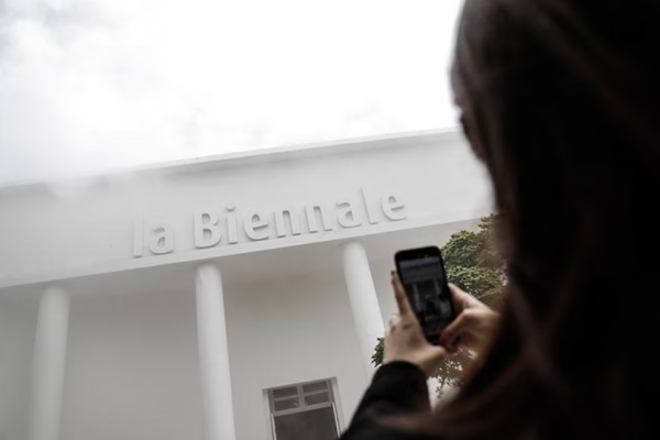 La Bienal de Venecia comienza entre polémicas, renuncias y un regreso al arte contemporáneo