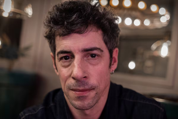 Esteban Lamothe: de su “sospechosa belleza” a su relación con Débora Nishimoto y su “amor” por Benjamín Vicuña