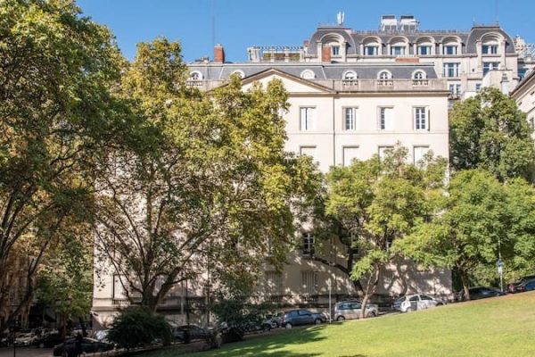 La casa donde Borges almorzaba: un histórico departamento del edificio de Bioy Casares y Silvina Ocampo vuelve al mercado