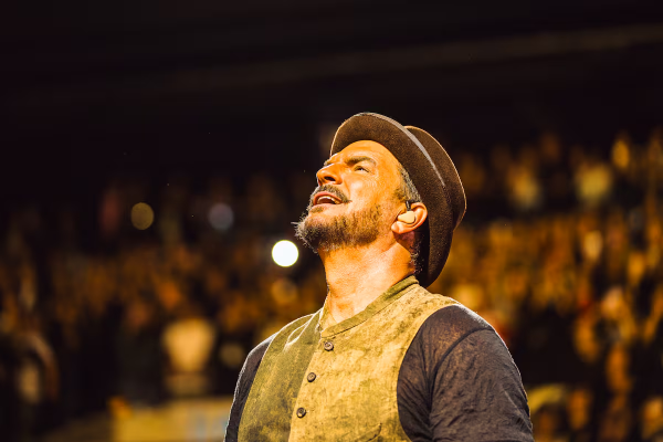 “Dan ganas de no haberse ido nunca”: Ricardo Arjona convierte el Movistar Arena en un gran club nocturno parisino