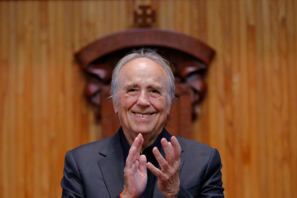 Joan Manuel Serrat reclama dignidad: “Prescindir de los viejos es como quemar los libros, es destruir la memoria”
