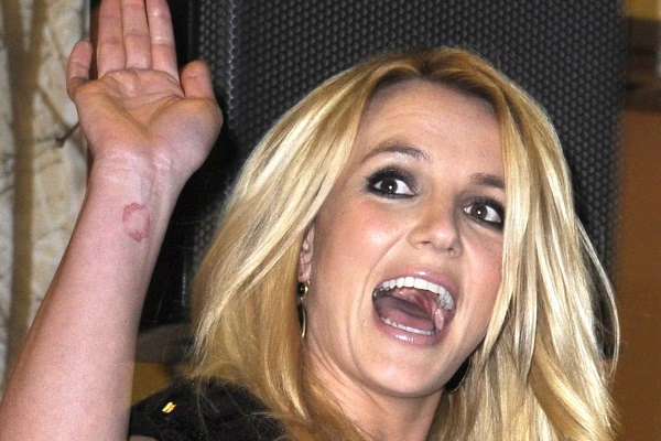 A los gritos, cuchillo en mano: Britney Spears protagonizó un confuso episodio en un restaurante