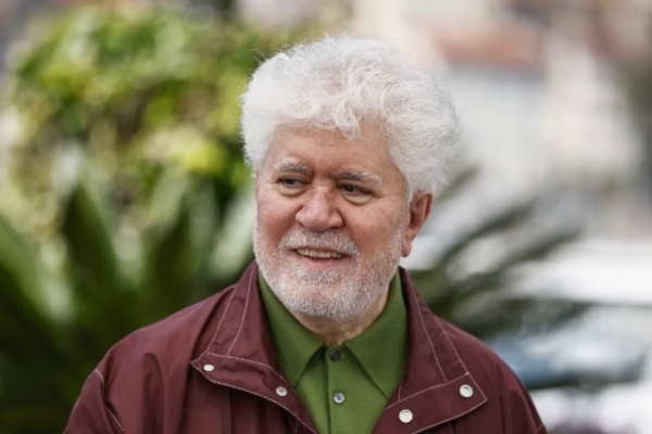 Pedro Almódovar,: “Siento que el tiempo se me va y voy corriendo detrás de él”