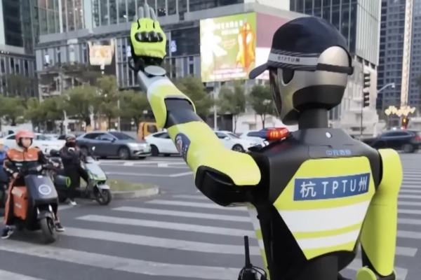 China despliega robots humanoides para controlar el tránsito