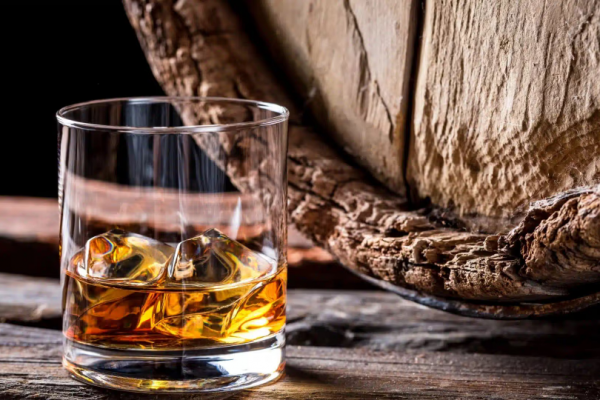 Una artista argentina explora el universo del whisky en un libro que combina divulgación y pintura