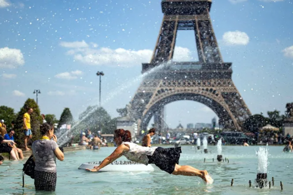 Cómo sufren los argentinos el calor en Francia: sin aire acondicionado, con brumizadores y desmayos