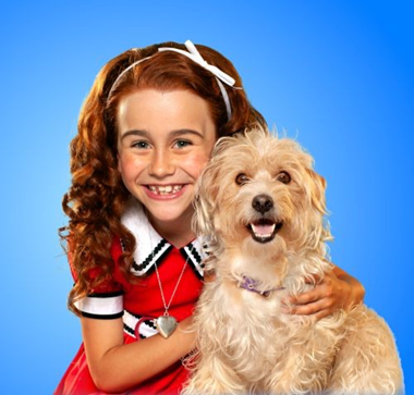 Noche de emoción y ovación para Annie en el Teatro Broadway
