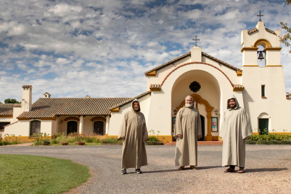 24 horas en el monasterio: cómo se vive entre monjes de semiclausura, salmos al amanecer y comida frugal