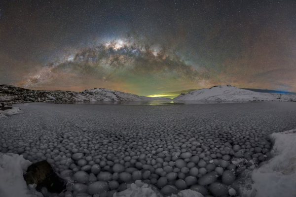 La travesía de la fotógrafa que registró un fenómeno nunca visto en la Patagonia: esferas de hielo y el cielo más extraordinario