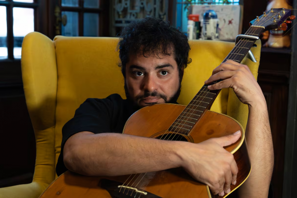 Homero Pettinato se corre un poco del humor y lanza su primer disco: “Posponía mis canciones por miedo”