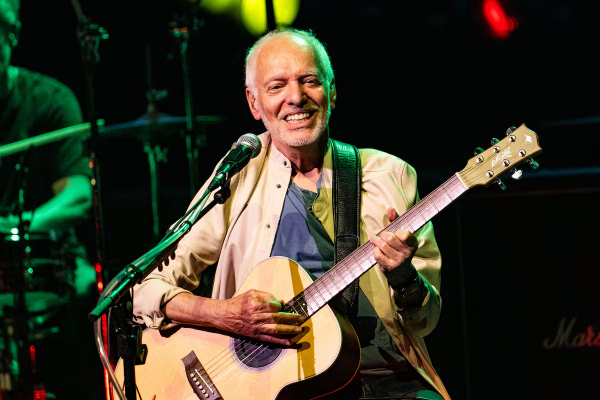 Peter Frampton no pierde el optimismo mientras enfrenta una enfermedad degenerativa: “He tenido muchísima suerte”