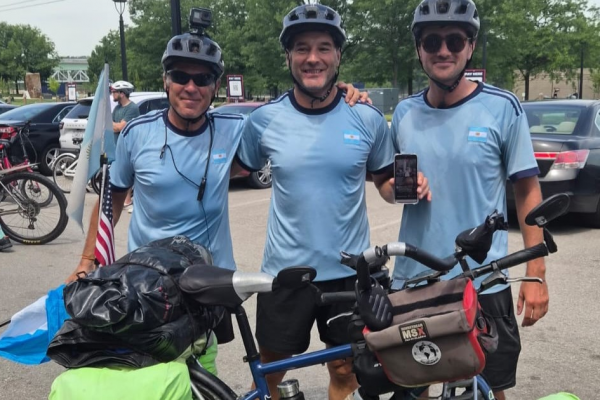 Los tres ciclistas argentinos que pasaron por 17 países en nueve meses para llegar al Mundial