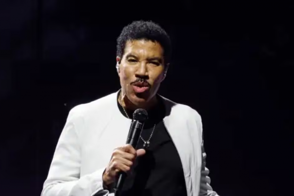 Lionel Richie se descompuso en pleno show y generó preocupación: cómo está su salud