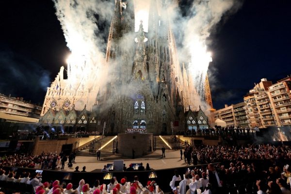 La Sagrada Familia estalló en luz: la impresionante actuación que el papa León XIV presenció en Barcelona