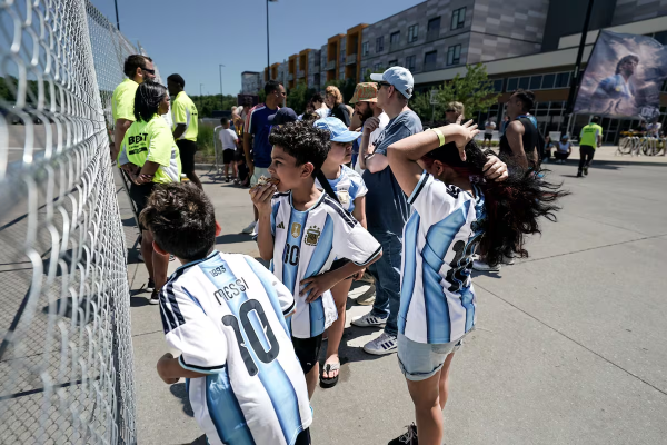Pese al precio de las entradas y las distancias, esperan al menos 30.000 argentinos en cada partido de la selección en EE.UU.