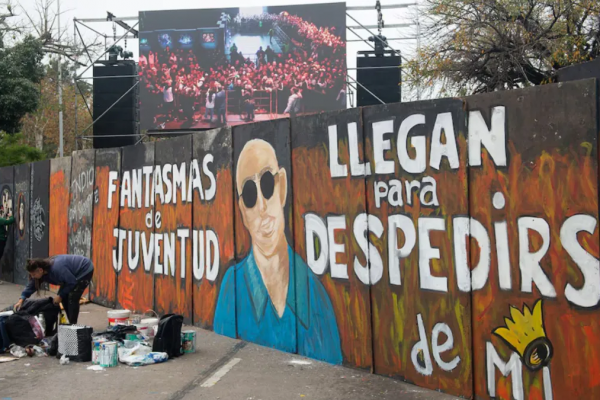 Las imágenes de la capilla ardiente donde una multitud despide al Indio Solari