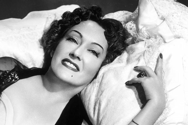 Gloria Swanson, la diva que se casó seis veces y contó su historia con la ayuda de un amante nacido en la Argentina